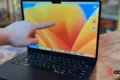 MacBook Pro com tela touchscreen OLED e logotipo luminoso da Apple, primeiro da história da empresa