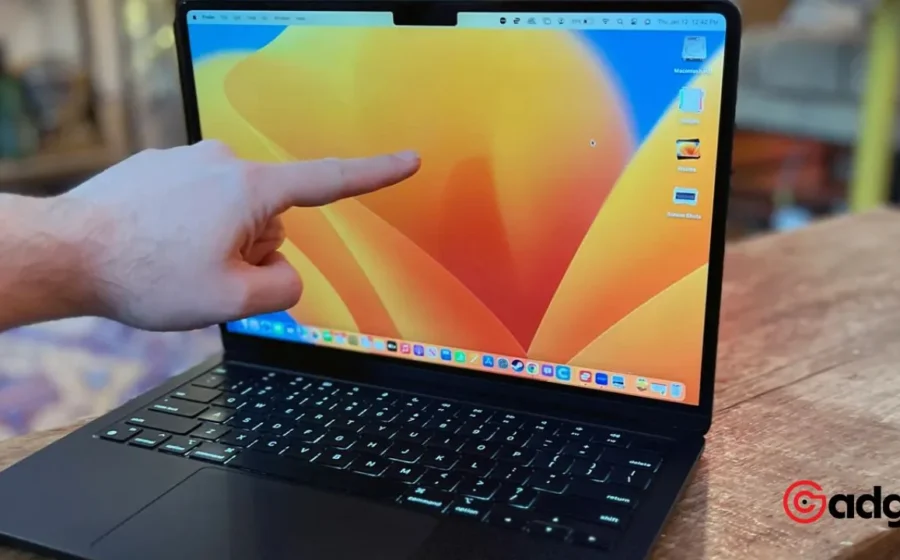 MacBook Pro com tela touchscreen OLED e logotipo luminoso da Apple, primeiro da história da empresa
