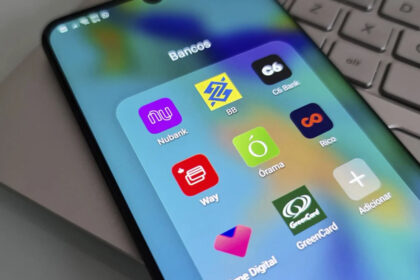 Telas de smartphones mostrando erros em apps de bancos e corretoras durante queda da bolsa