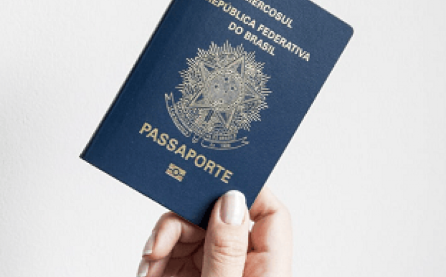 Bandeira da Argentina e passaporte sobre fundo de dólares representando venda de cidadania por investimento