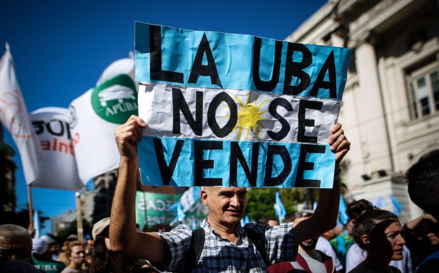 Passaporte argentino com carimbo de investimento US$ 350 mil e bandeira ao fundo
