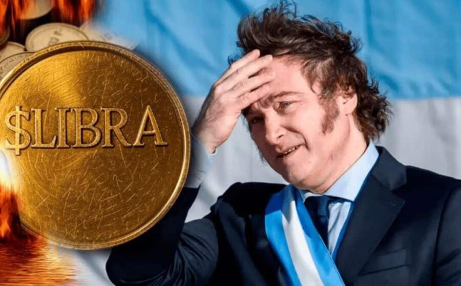 Javier Milei em discurso presidencial com logotipo $LIBRA e balança da justiça ao fundo