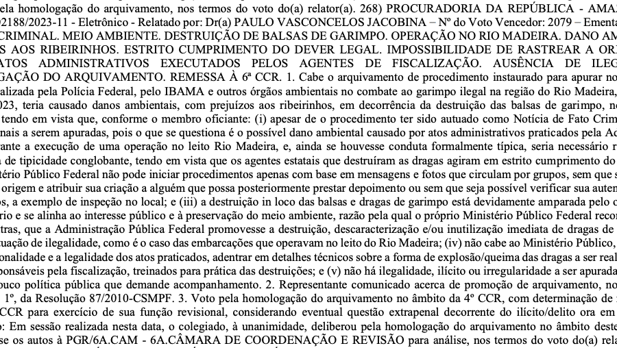 José Francisco Manssur, arquiteto da lei das bets, em escritório com documentos jurídicos brasileiros