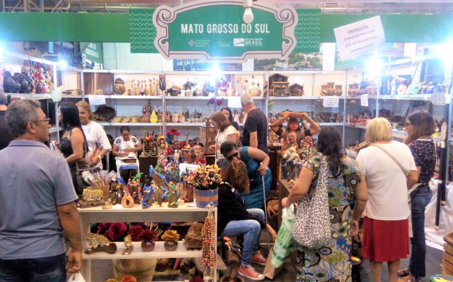 Artesãos expõem produtos no Centro de Eventos João Leme em Bataguassu MS