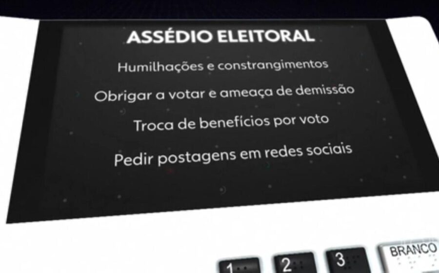 Trabalhadora doméstica segurando cartaz "Não passaremos pano" contra assédio eleitoral