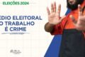 Trabalhador confiante diante de balança da justiça com urna eleitoral ao fundo representando vitória contra assédio eleitoral