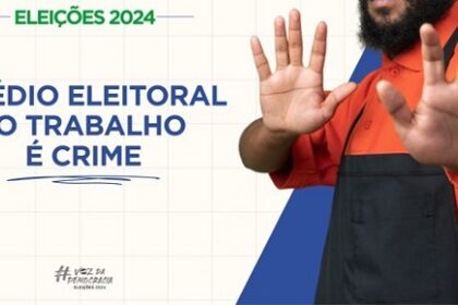 Trabalhador confiante diante de balança da justiça com urna eleitoral ao fundo representando vitória contra assédio eleitoral