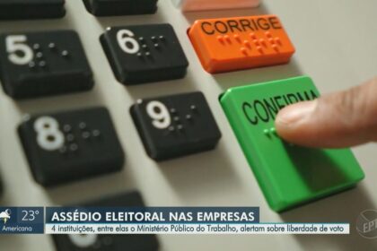 Ilustração sobre assédio eleitoral no trabalho com balança da justiça, urnas e documentos legais representando denúncias ao MPT e multas de R$ 100 mil