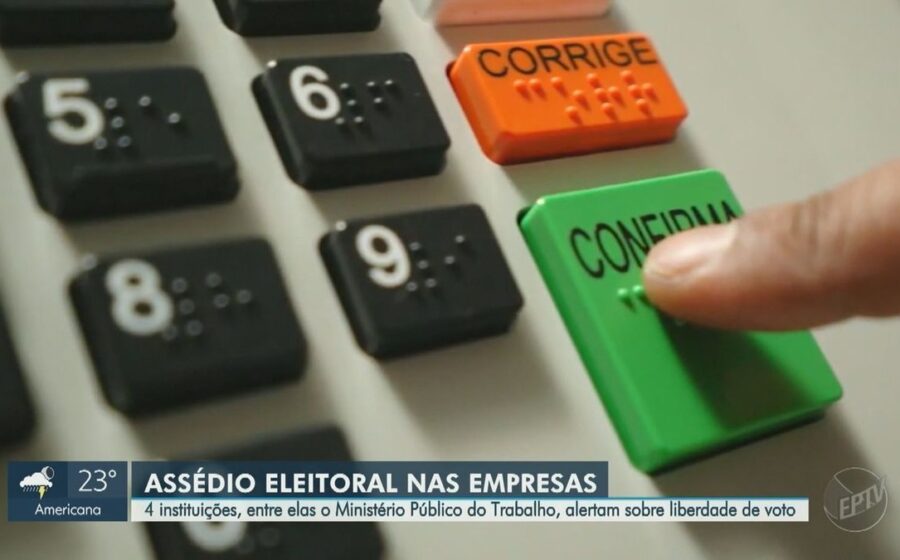 Ilustração sobre assédio eleitoral no trabalho com balança da justiça, urnas e documentos legais representando denúncias ao MPT e multas de R$ 100 mil