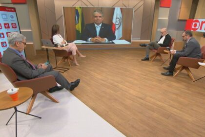 Documento oficial "Lista Suja" sobre assédio eleitoral com carimbo vermelho de restrição de crédito público