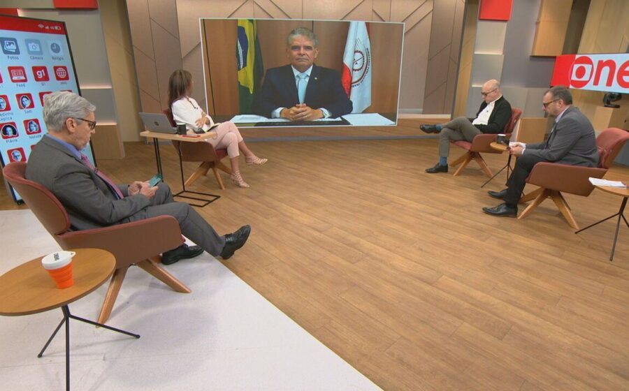 Documento oficial "Lista Suja" sobre assédio eleitoral com carimbo vermelho de restrição de crédito público