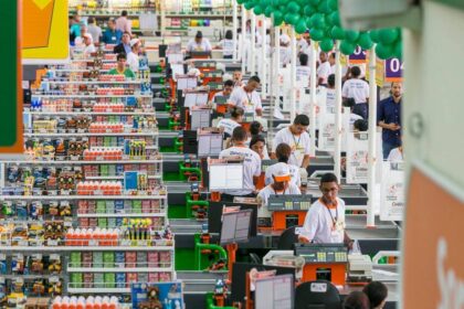 Prateleiras de supermercado com produtos vencidos e impróprios para consumo, fiscalização sanitária