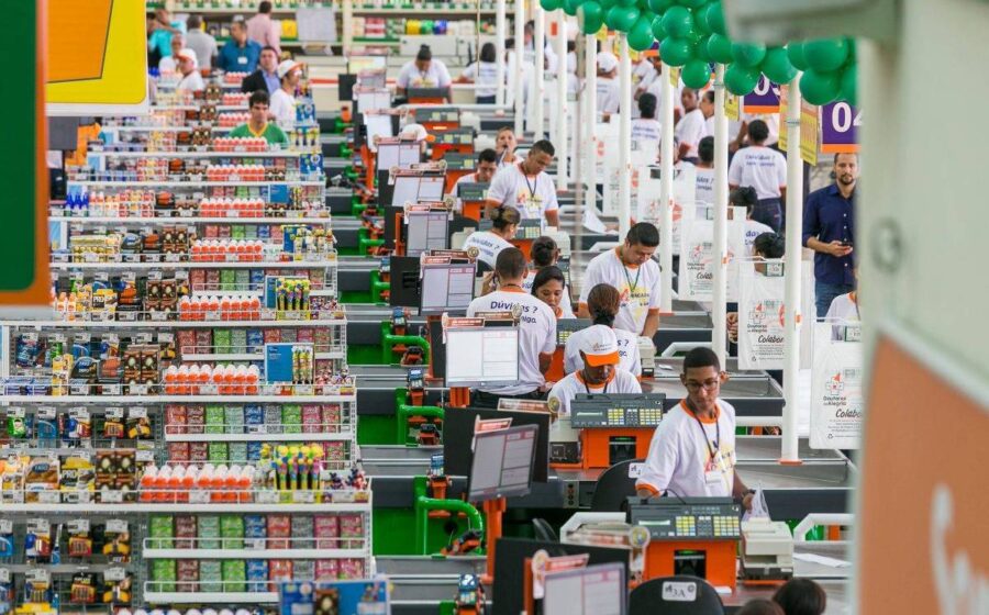 Prateleiras de supermercado com produtos vencidos e impróprios para consumo, fiscalização sanitária