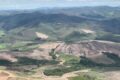 Mapa geológico de Minas Gerais destacando Poços de Caldas com amostras de terras raras e equipamentos de sondagem