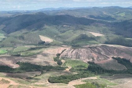 Mapa geológico de Minas Gerais destacando Poços de Caldas com amostras de terras raras e equipamentos de sondagem