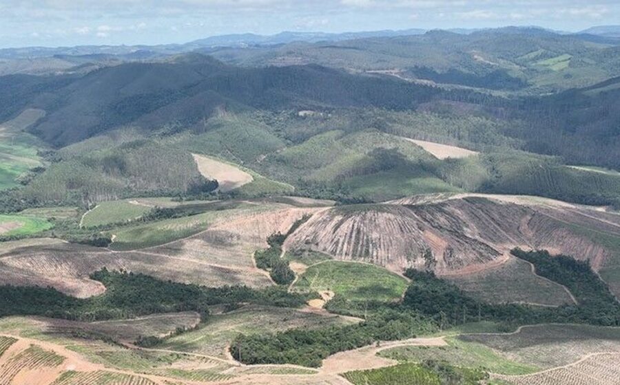 Mapa geológico de Minas Gerais destacando Poços de Caldas com amostras de terras raras e equipamentos de sondagem