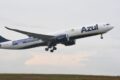 Avião da Azul Linhas Aéreas no aeroporto, representando ação do MPT por assédio moral e cobrança de R$ 3 milhões