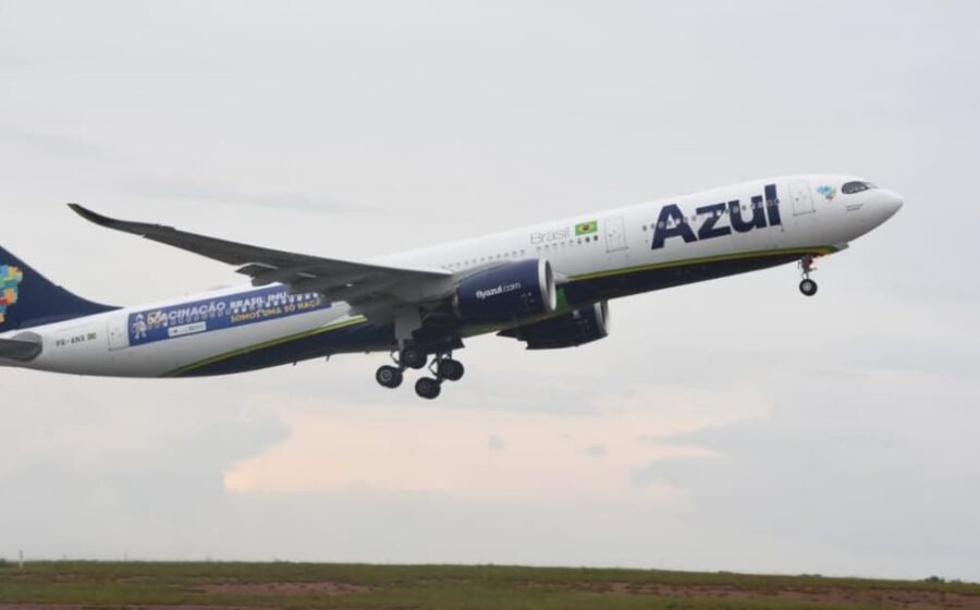 Avião da Azul Linhas Aéreas no aeroporto, representando ação do MPT por assédio moral e cobrança de R$ 3 milhões
