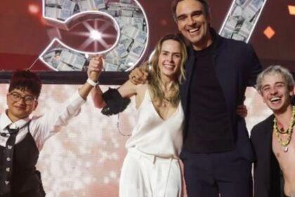 Lia Khey e Rodrigo Mussi posam juntos com logotipo do BBB 27, confirmados como veteranos