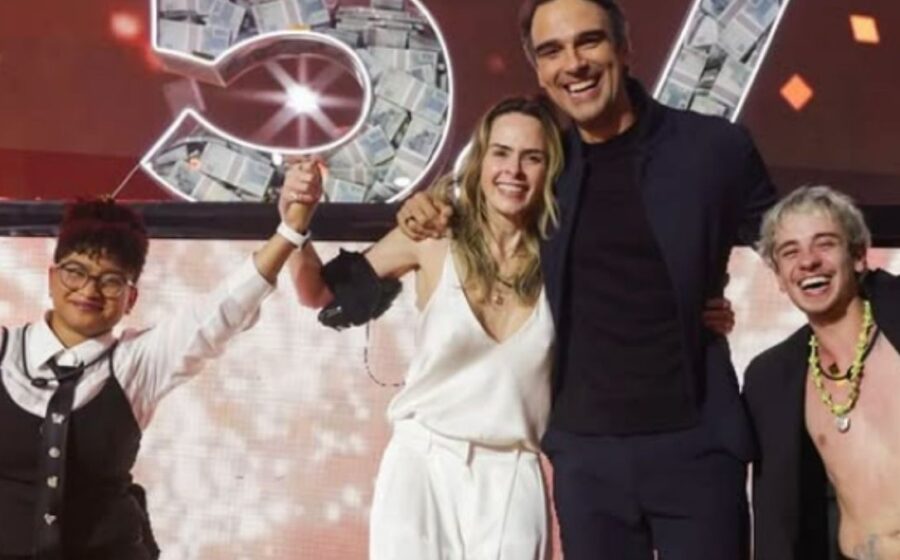 Lia Khey e Rodrigo Mussi posam juntos com logotipo do BBB 27, confirmados como veteranos