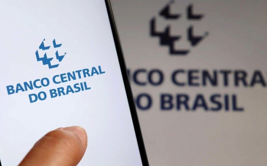 Ilustração de smartphone com botão "não quero ofertas de crédito", simbolizando novas regras do Banco Central contra superendividamento