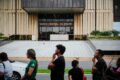 Sede do Banco Central do Brasil em Brasília com gráfico financeiro sobreposto simbolizando novas regras para CDBs