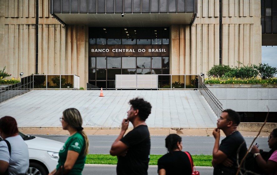 Sede do Banco Central do Brasil em Brasília com gráfico financeiro sobreposto simbolizando novas regras para CDBs