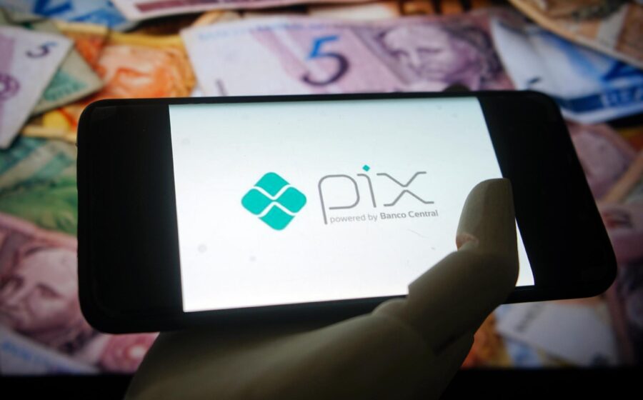Smartphone exibindo interface do Pix com botão de bloqueio de ofertas de crédito e painel de dívidas