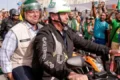 Motociclistas com bandeiras do Brasil na Praça do Papa em Belo Horizonte para motociata política