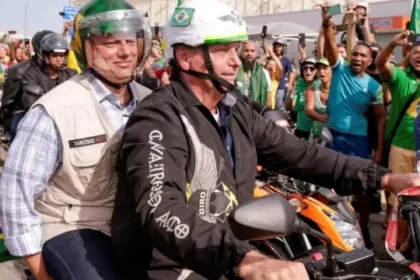 Motociclistas com bandeiras do Brasil na Praça do Papa em Belo Horizonte para motociata política
