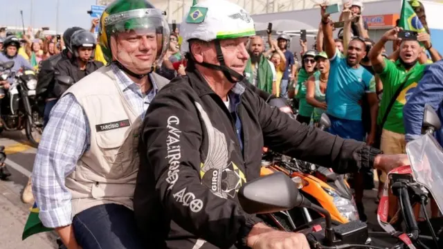 Motociclistas com bandeiras do Brasil na Praça do Papa em Belo Horizonte para motociata política