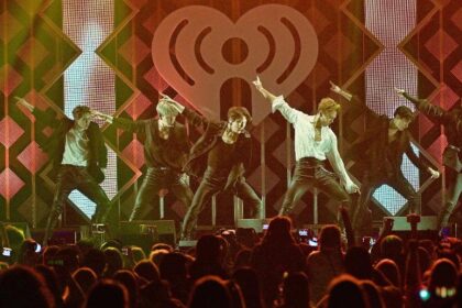 BTS se apresentando no estádio Morumbis lotado em São Paulo durante show da turnê no Brasil