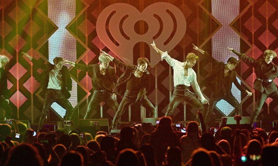 BTS se apresentando no estádio Morumbis lotado em São Paulo durante show da turnê no Brasil