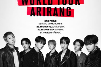 BTS se apresentando no estádio Morumbis em São Paulo com plateia lotada de fãs brasileiros