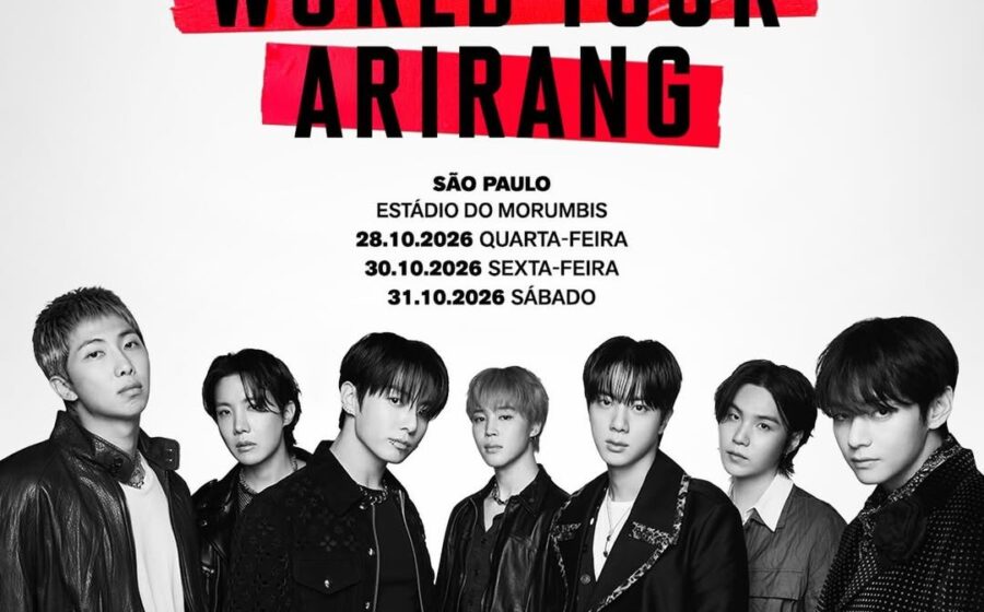 BTS se apresentando no estádio Morumbis em São Paulo com plateia lotada de fãs brasileiros