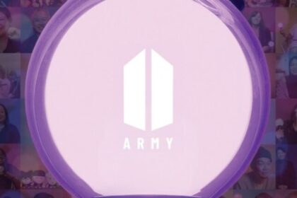 BTS se apresentando no Estádio Morumbis lotado com fãs brasileiros segurando lightsticks roxos