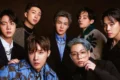 BTS se apresentando no estádio Morumbis em São Paulo com multidão de fãs iluminando a plateia com lightsticks