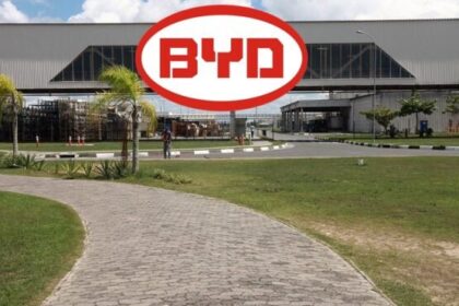 Jovens em fila para inscrição no programa Jovem Aprendiz BYD Camaçari, fábrica automotiva