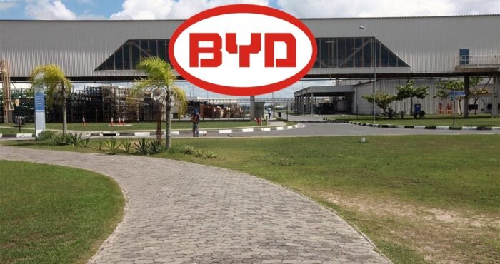 Jovens em fila para inscrição no programa Jovem Aprendiz BYD Camaçari, fábrica automotiva