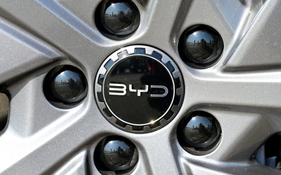 Fábrica da BYD em Camaçari (BA) com linhas de estamparia, soldagem e pintura para produção de 600 mil veículos/ano