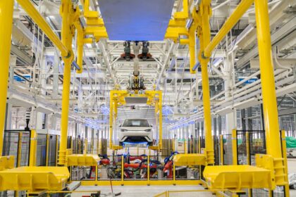 Fábrica da BYD em Camaçari Bahia com carros elétricos na linha de montagem