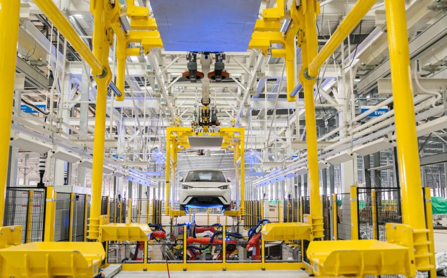 Fábrica da BYD em Camaçari Bahia com carros elétricos na linha de montagem