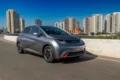 Concessionária BYD no interior do Brasil com carros elétricos expostos, simbolizando expansão nacional