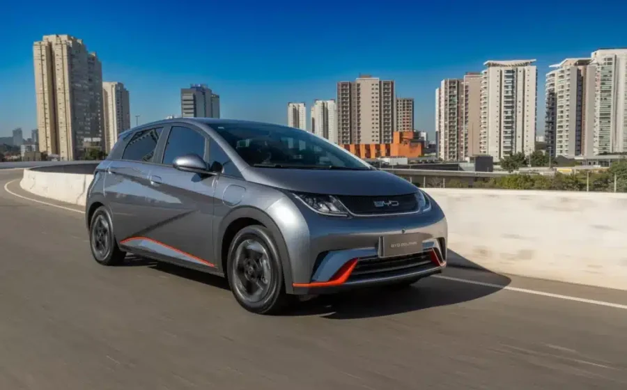 Concessionária BYD no interior do Brasil com carros elétricos expostos, simbolizando expansão nacional