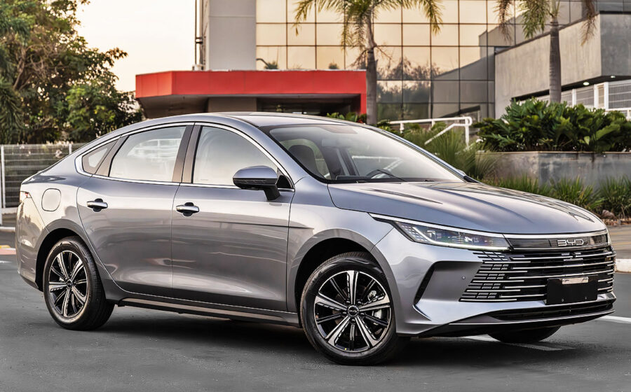 Fábrica da BYD em Camaçari com SUV Atto 2 e sedã King na linha de produção