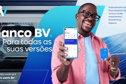 Cachorro e gato sorridentes ao lado de logotipo do Banco BV com ícones de plano de saúde pet