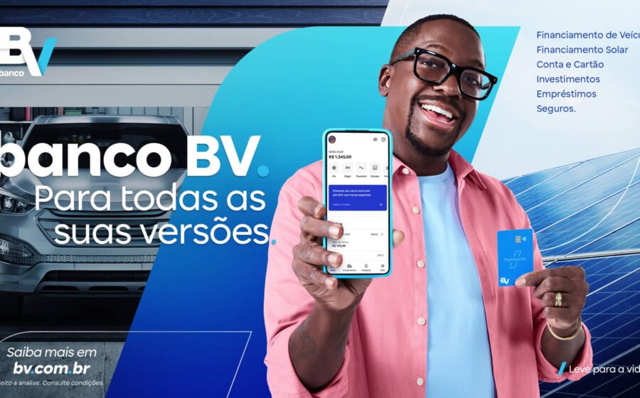 Cachorro e gato sorridentes ao lado de logotipo do Banco BV com ícones de plano de saúde pet