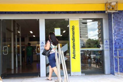 Banco com símbolo de educação financeira e dívidas renegociadas no programa Desenrola