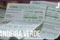 Bandeira tarifária verde sobre conta de luz com reservatório cheio ao fundo