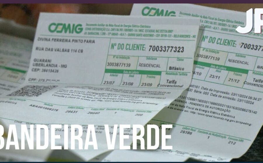 Bandeira tarifária verde sobre conta de luz com reservatório cheio ao fundo